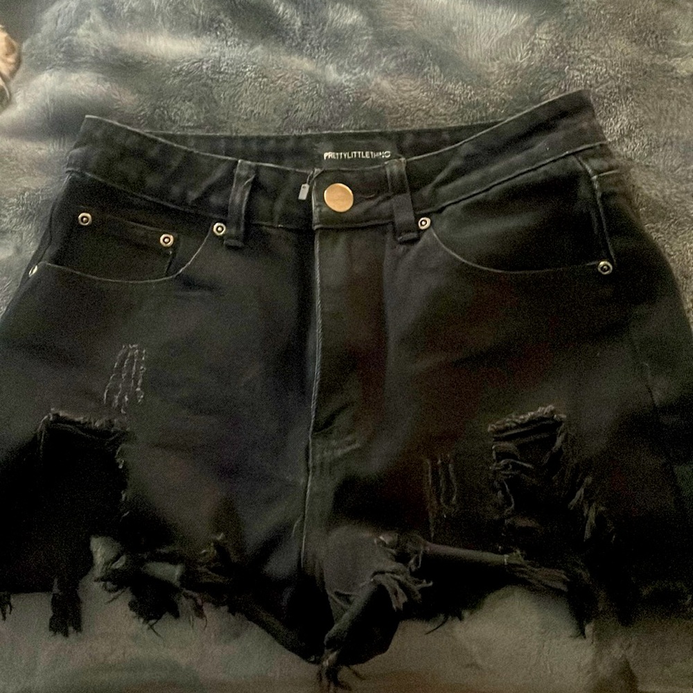pretty little thing black ripped short ACTUAL POCKETS